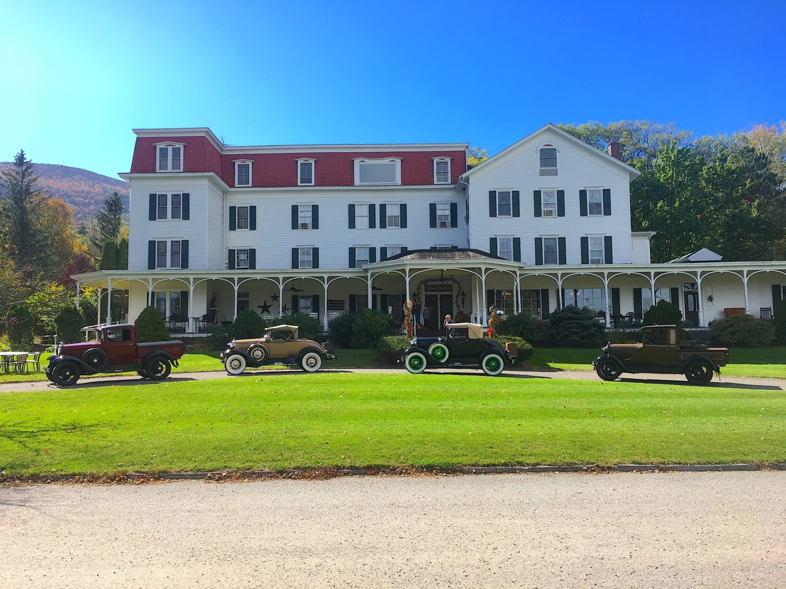 Antique cars parked in front of Catskills resort. 
