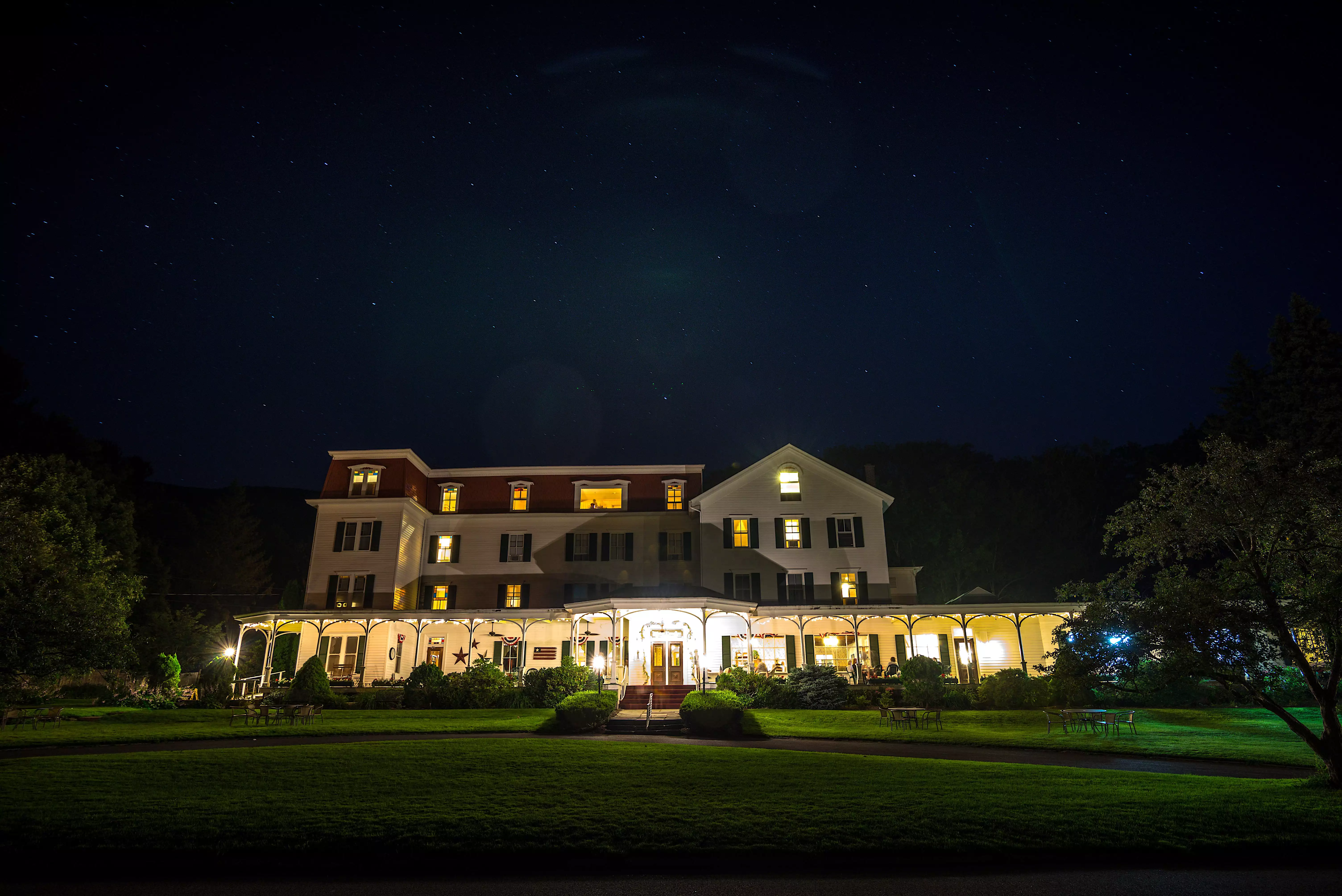 WinterCloveInnnight Large victorian resort at night